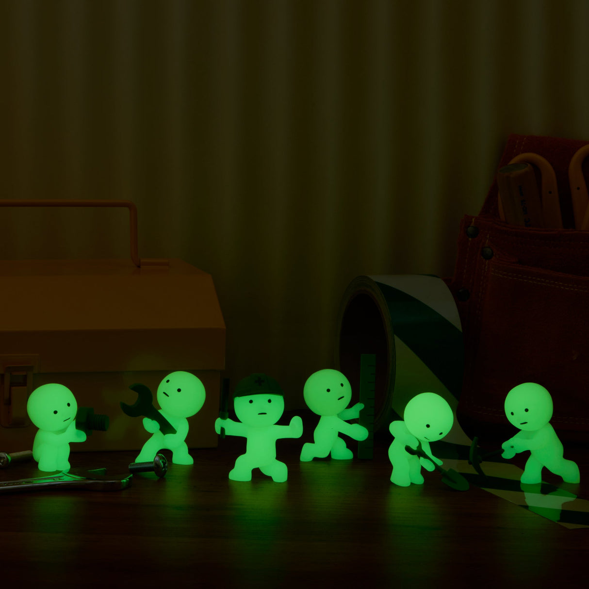 SMISKI Construction Series glow-in-the-dark figures on a construction site scene